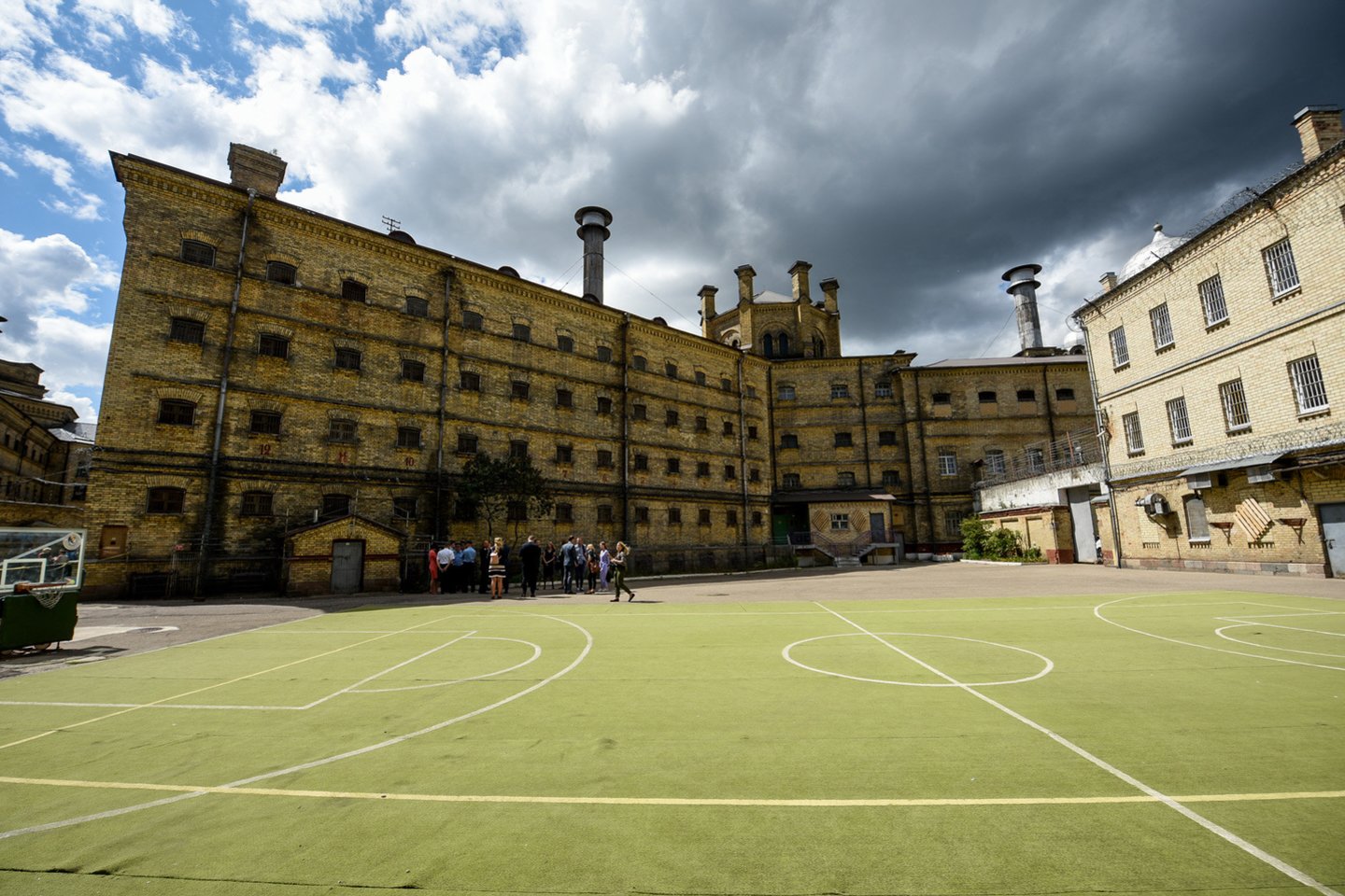  Vilniaus centre įsikūręs Lukiškių kalėjimas–tardymo izoliatorius oficialiai uždarytas antradienį. Praėjusios savaitės penktadienį iš Lukiškių išvežti paskutiniai 74 nuteistieji ir suimtieji.<br> D.Umbraso nuotr.