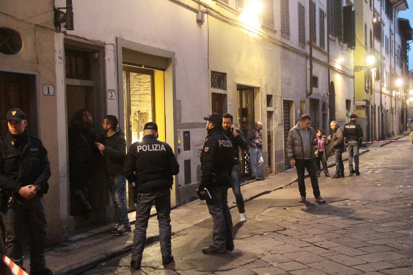 Italijos policijos pareigūnai tvirtina matę visokių bylų, bet ši vaikų atiminėjimo ir pardavinėjimo schema sukrėtė net šalies teisėsaugos profesionalus.<br> AFP/Scanpix nuotr.