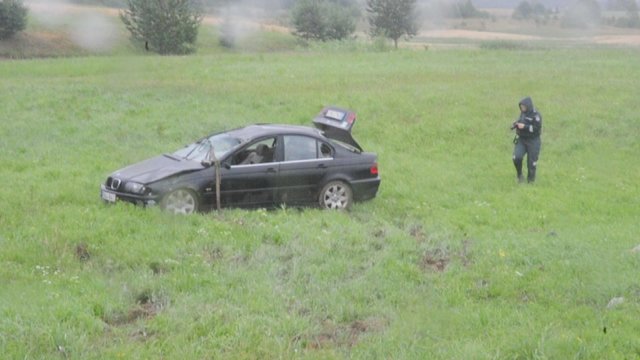Tragiškos avarijos Vilniaus r. vaizdai: žalialapio BMW užmušė vyrą ir vertėsi