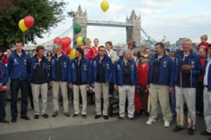 Didžiosios Britanijos lietuvių minioje – dešimtmečius nematyti klasės draugai