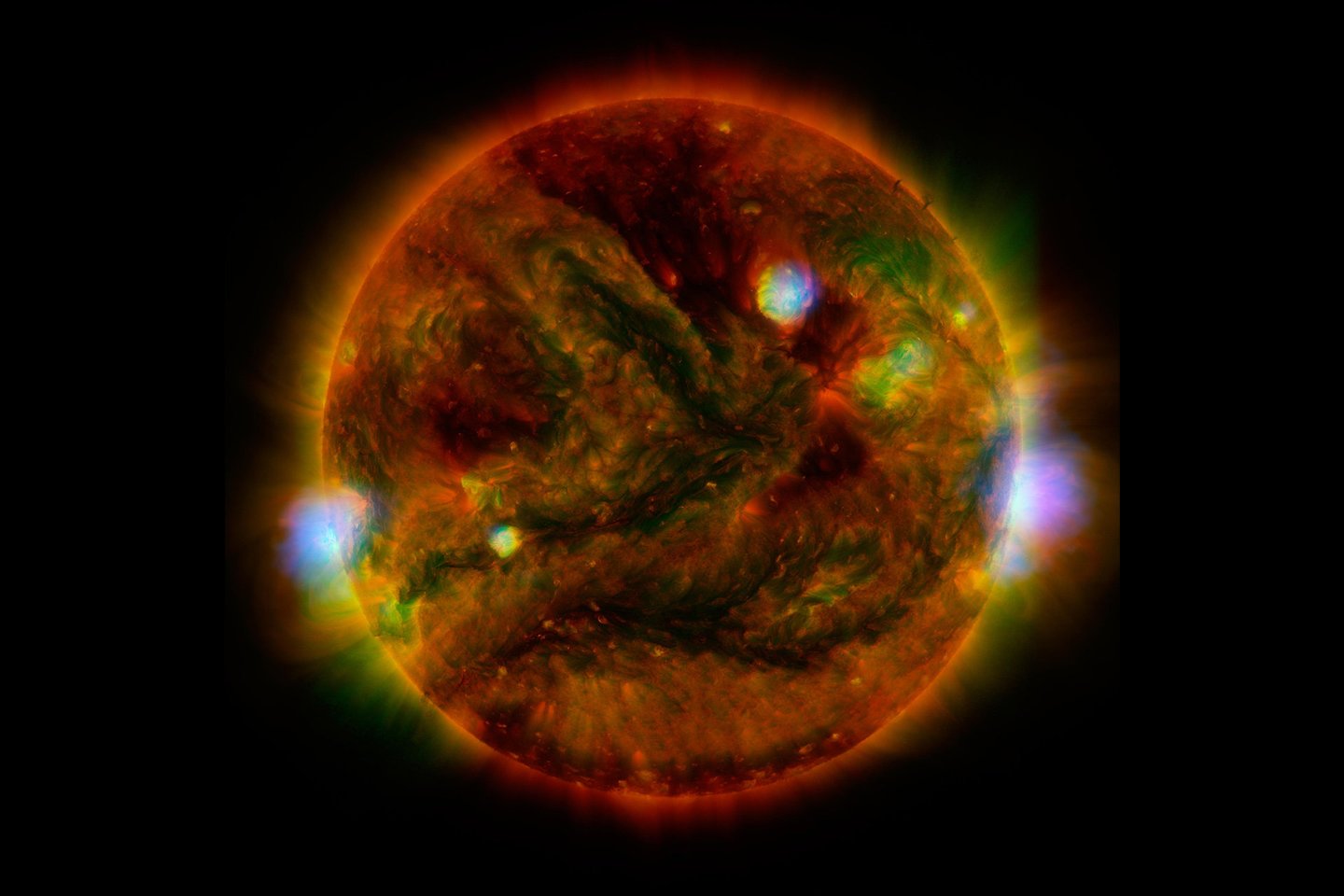  Vidinės Saulės dalys sukasi greičiau nei paviršius - tai sukuria tokius reiškinius kaip Saulės dėmės, žybsnius bei vainiko masės išmetimus.<br> NASA nuotr.