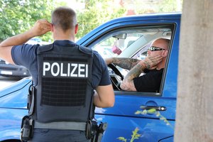 Vokietijoje policija neonacių šventės dalyvius paliko be alaus