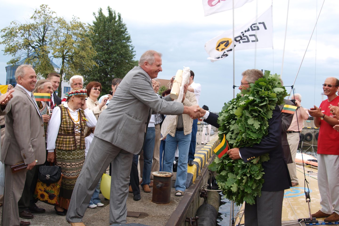 Artėjant prie gimtojo kranto, jachtoje pasitaikė didesnių ar mažesnių nesklandumų, tačiau jie netemdė susitikimų su tautiečiais džiaugsmo.<br> „Tūkstantmečio odisėjos“ archyvo nuotr.