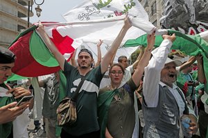 Alžyro sostinėje tūkstančiai žmonių protestuoja prieš laikinąją vyriausybę