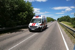 Pasvalio r. po avarijos smarkiai nukentėjo motociklo vairuotoja: moteris ligoninėje