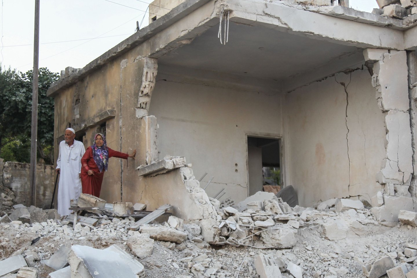  Per Sirijos režimo oro pajėgų bombardavimą šalies šiaurės-vakaruose žuvo 14 civilių.<br> AFP/Scanpix nuotr.