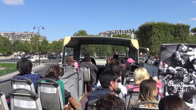 Paryžius skelbia naują karą: mieste turi nebelikti turistinių autobusų