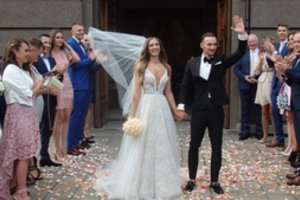 Klaipėdoje aukso žiedus sumainė „Man-go“ atlikėja Gabija Sruogiūtė ir krepšininkas Mindaugas Stašys