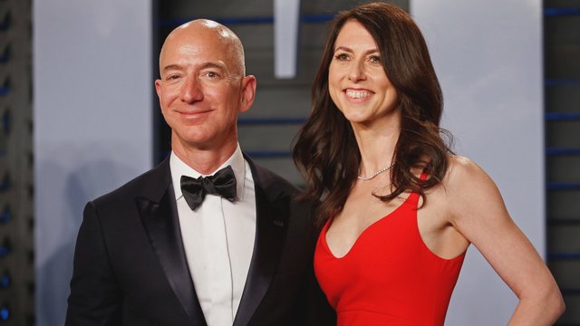 Po skyrybų buvusi „Amazon“ įkūrėjo žmona gavo 38 mlrd. dolerių
