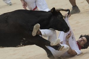 Pamplonoje per pirmąjį šių metų San Fermino festivalio bėgimą su buliais subadyti 3 žmonės