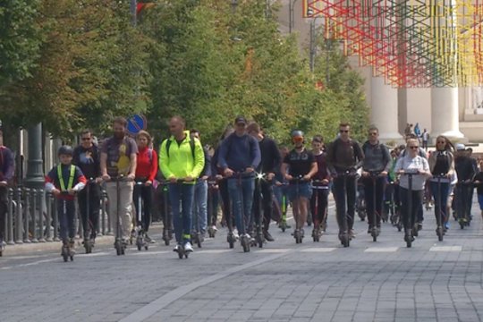Elektrinių paspirtukų vairuotojai siunčia žinią: „Pėstiesiems nėra reikalo pykti“