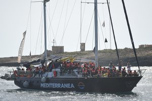 Gelbėjimo laivui be leidimo įplaukus į uostą, migrantai išsilaipino Italijoje