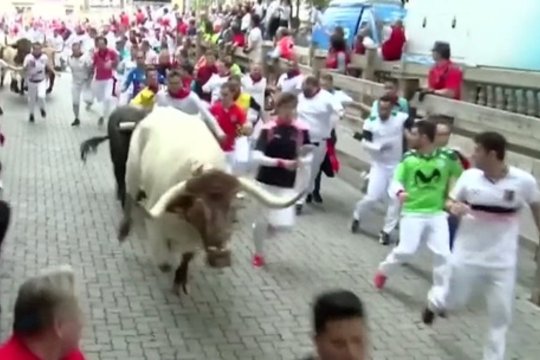 Pamplonoje per San Fermino festivalio bėgimą su buliais subadyti penki žmonės
