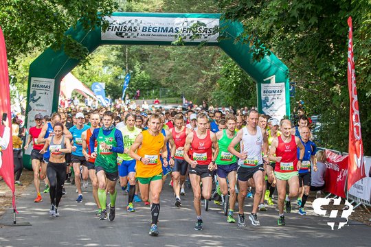 Rekordinis dalyvių skaičius Valstybės dieną šventė bėgdami aplink Žaliuosius ežerus