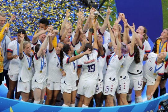 Amerikietės pasaulio futbolo čempionių titulą iškovojo ketvirtą kartą