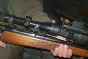 Jonavos r. girtas medžiotojas po kaimą vaikščiojo su užtaisytu šautuvu