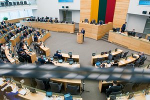 Pasiūlė pataisą, kuri leistų paprasčiau atimti Seimo nario teisinę neliečiamybę