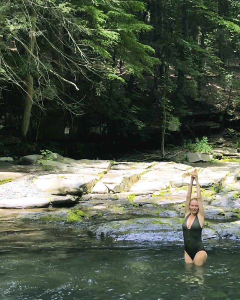 Amerikiečių kilmės aktorė Uma Thurman (49 m.) laisvalaikį leidžia aktyviai – neseniai leidosi į žygį po kalnus, o vėliau maudėsi vėsioje upėje.<br>Instagram nuotr.