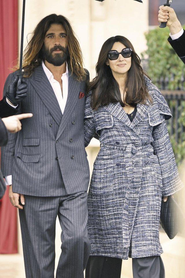 Italų kilmės buvęs modelis ir aktorė Monica Bellucci (54 m.) išsiskyrė su menininku Nicolas Lefebvre’u (36 m.).<br>Scanpix nuotr.