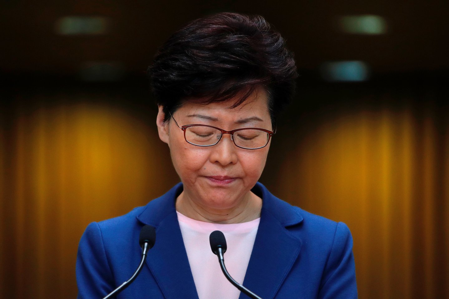 Honkongo lyderė Carrie Lam antradienį pareiškė, kad piliečių pasipiktinimą sukėlęs įstatymo projektas dėl ekstradicijos į Kiniją yra „miręs“, tačiau ji ir vėl nepatenkino protestuotojų reikalavimų nedelsiant visiškai atsisakyti šio teisės akto.