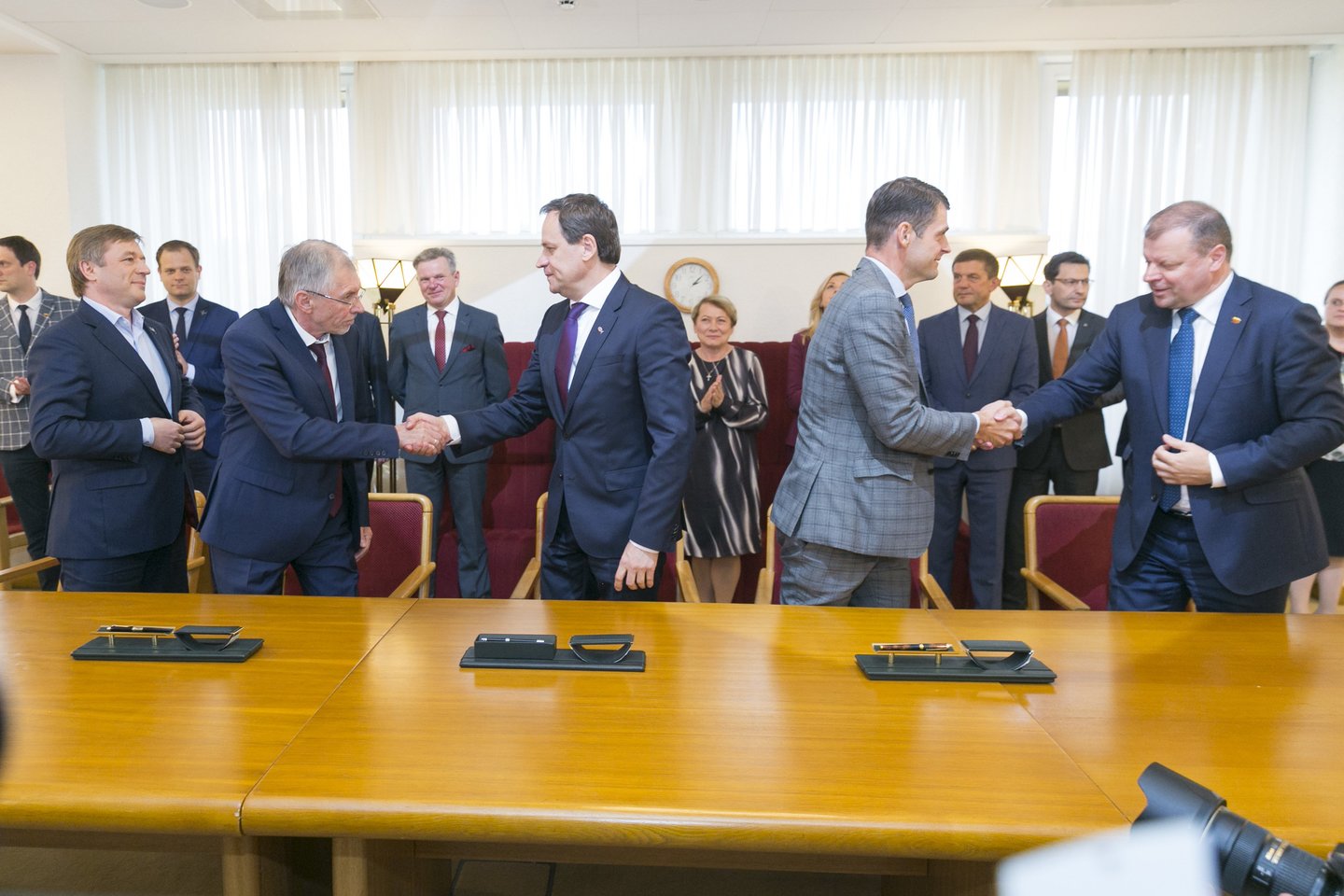 Praėjusią savaitę sutartį dėl valdančiosios daugumos pasirašė valstiečiai, „socialdarbiečiai“, „tvarkiečiai“ ir Lenkų rinkimų akcija.<br>T.Bauro nuotr.