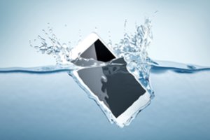 Manėte, kad jūsų telefonas nepraleidžia vandens? Turime prastų žinių
