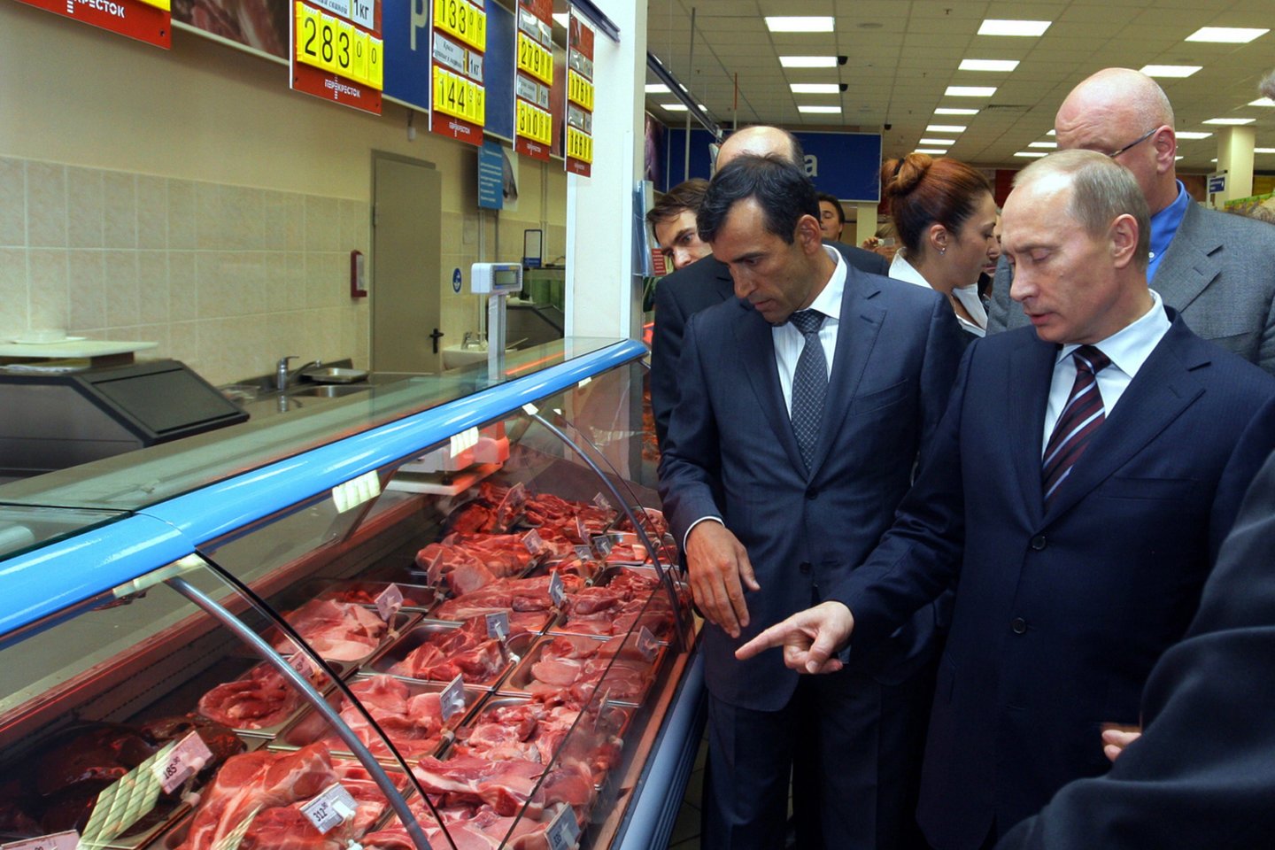  V.Putino veidą pirkėjui priminė vakuumuotas jautienos kepsnys.<br> AFP/Scanpix nuotr.