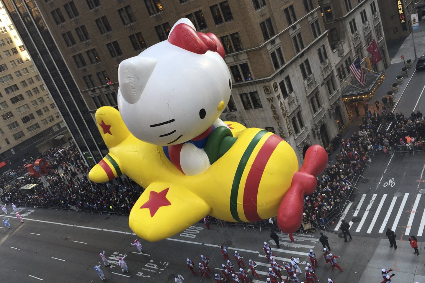  „Hello Kitty“ – Japonijos apvaliaveidė mielumo ikona, susikrovusi multimilijardinį kapitalą nuo tada, kai „Sanrio“ ją pristatė 1974 metais.<br> „Reuters“/„Scanpix“ nuotr. 