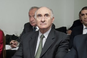 Mirė buvęs Argentinos prezidentas F.de la Rua