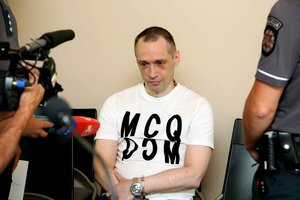 Netikėtumas teisme:  žiauriai sumušta moteris tiesia ranką Kryžkelės grupuotės vadeivai