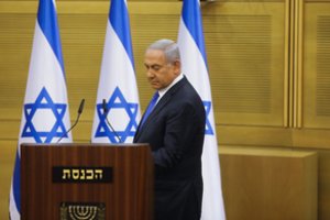B. Netanyahu perspėjo, kad Izraelio naikintuvai gali pasiekti Iraną