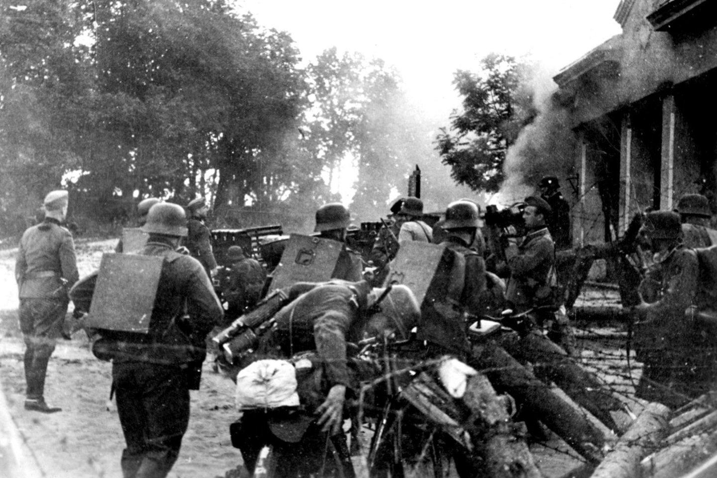 Plano „Barbarossa“ pradžia. Vokiečių kariai Vokietijos ir SSRS pasienyje. 1941 m. birželio 22 d.<br>Leidėjų nuotr.