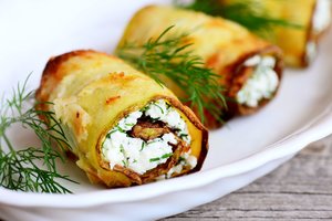 Cukinijų suktinukai su varške: nebus gėda ir svečią pavaišinti