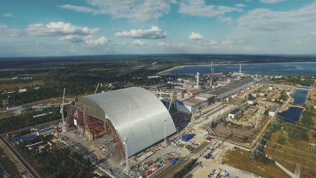 Pradedamas eksploatuoti Černobylio atominės elektrinės sprogusio reaktoriaus gaubtas