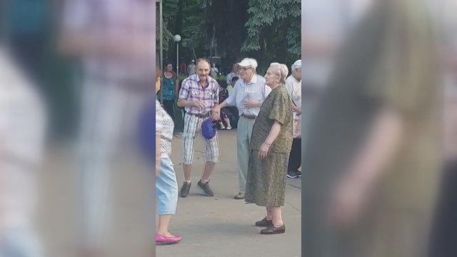 Linksmybės Rusijos gilumoje: senjorų šokių judesiukai internautus verčia kvatoti