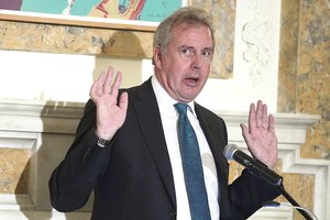 Britų ambasadorius traukiasi: skandalas trukdo eiti pareigas