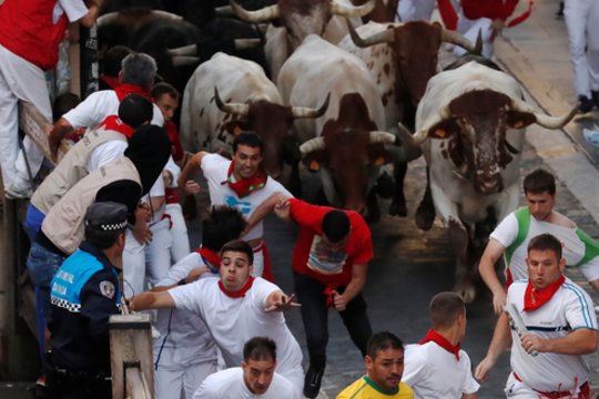 Pamplonoje per bėgimą su buliais sužeisti šeši žmonės