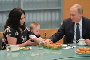 Vladimiras Putinas bando gelbėti gimstamumą: pats maitina vaikus