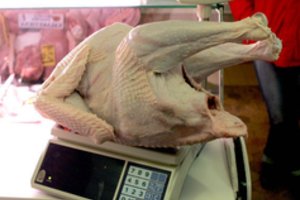 Lenkija užvertė Lietuvą netinkama valgyti vištiena