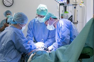 Lietuviai medikai įvykdė stebuklą: ukrainiečiui aktoriui persodintas jo motinos inkstas