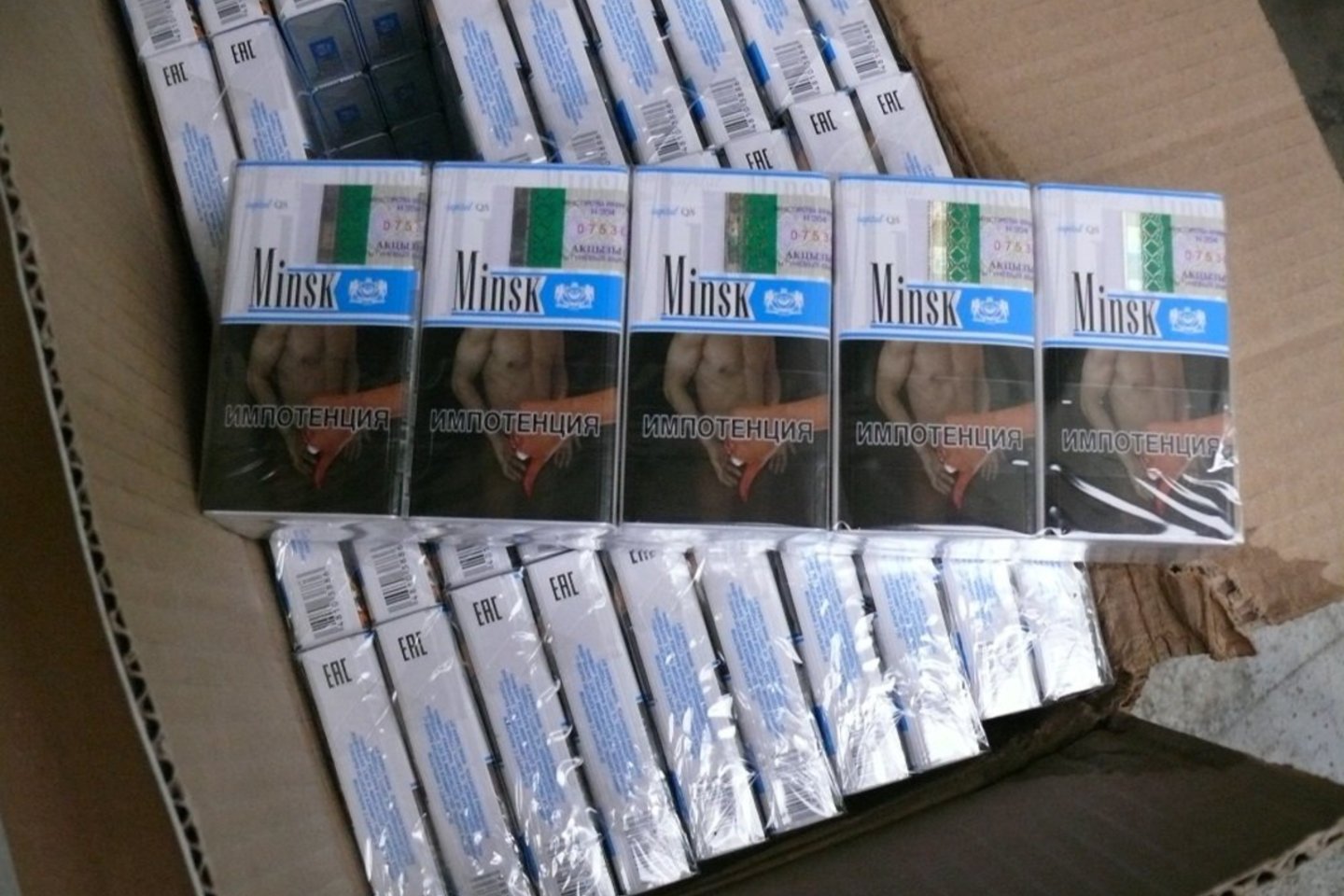 Pasieniečiai sulaikė vyrą, bandžiusį perkrauti 4 tūkst. pakelių kontrabandinių cigarečių.