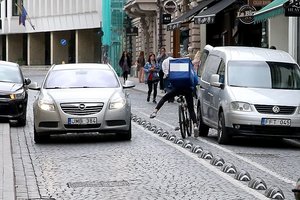 Dėl keistos naujovės dviratininkams tik blogiau – nepravažiuoja ir griūna tiesiai po ratais