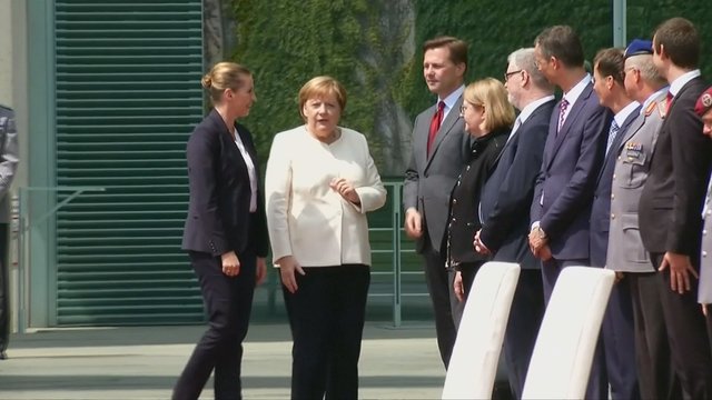 Drebulio priepuolių kamuojamos A. Merkel susitikime su Danijos premjere – netikėtumas 