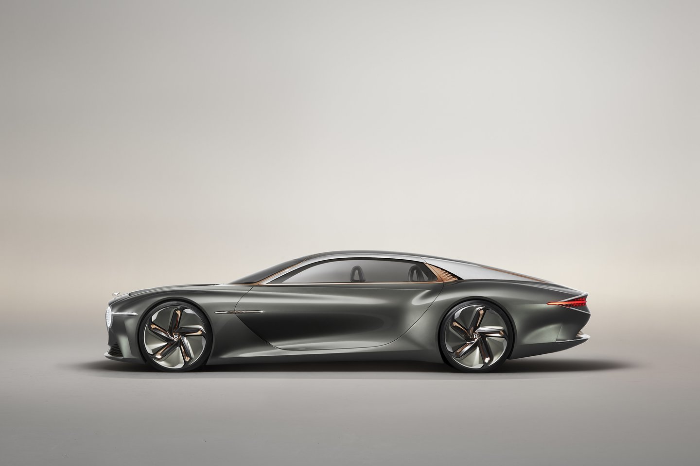 „Bentley EXP 100 GT“ įkūnija ateities „Grand Touring“ segmento automobilių viziją.<br> Gamintojo nuotr.