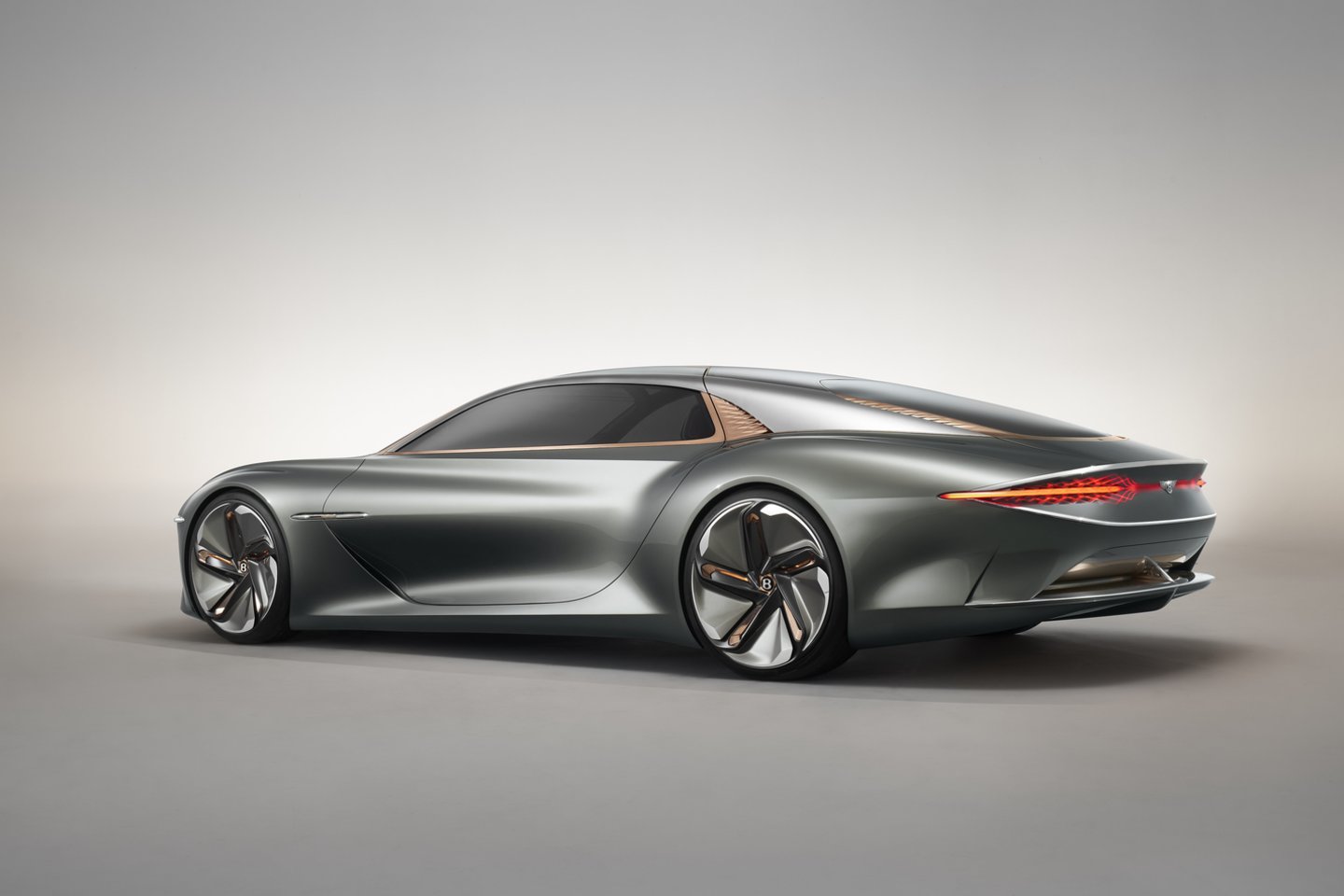 „Bentley EXP 100 GT“ įkūnija ateities „Grand Touring“ segmento automobilių viziją.<br> Gamintojo nuotr.