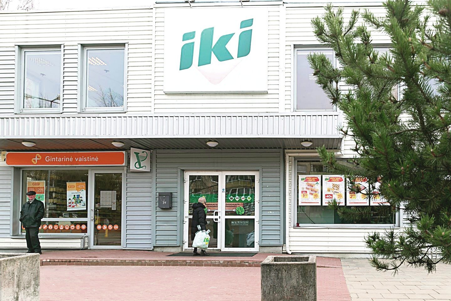 Apiplėšimas šioje parduotuvėje Vilniuje buvo suvaidintas po darbo valandų.