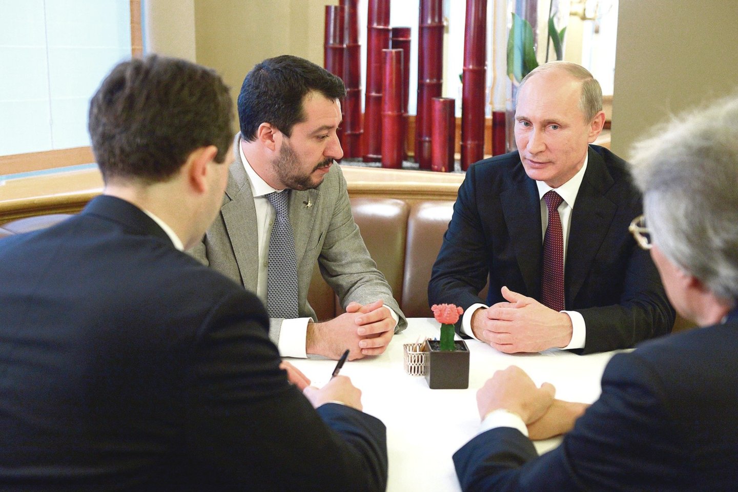 M.Salvini (kairėje) ir Rusijos vadovas V.Putinas buvo susitikę 2014 metais ir iki šiol palaiko draugiškus ryšius.<br>„RIA Novosti“/„Scanpix“ nuotr.