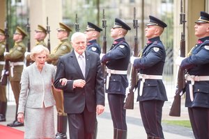 Po ilgos ligos įsikibusi vyrui į parankę pasirodė Alma Adamkienė