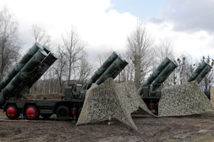 Į Turkiją atkeliavo pirmoji rusiškų raketų sistemų S-400 siunta