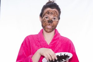 Savaitę bandė kavos tirščių kaukę paakiams. Štai kas nutiko